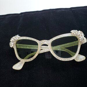TRUE VINTAGE SUNGLASSES WITH FLOWER DETAIL